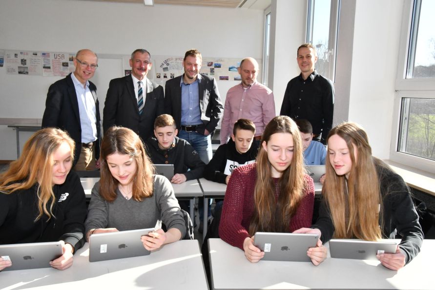 ipads uebergabe elternspende foerderverein 20190320 klein 20190328 1703272888