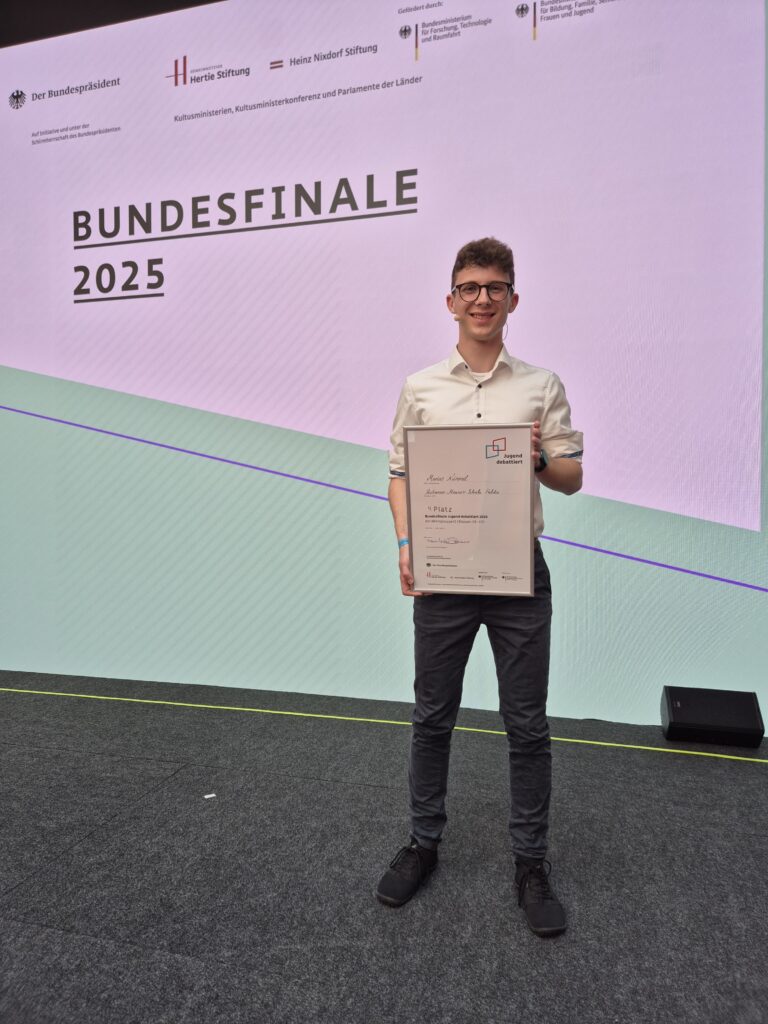 Bundesfinaltage von Jugend debattiert in Berlin - Marius Kümmel unter den besten vier Debattanten Deutschlands 8 4. Pkatz im Bundesfinale