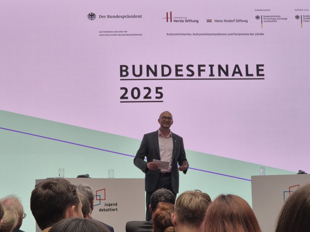 Bundesfinaltage von Jugend debattiert in Berlin - Marius Kümmel unter den besten vier Debattanten Deutschlands 4 Dr. Jonathan Bock Leiter von Jugend debattiert