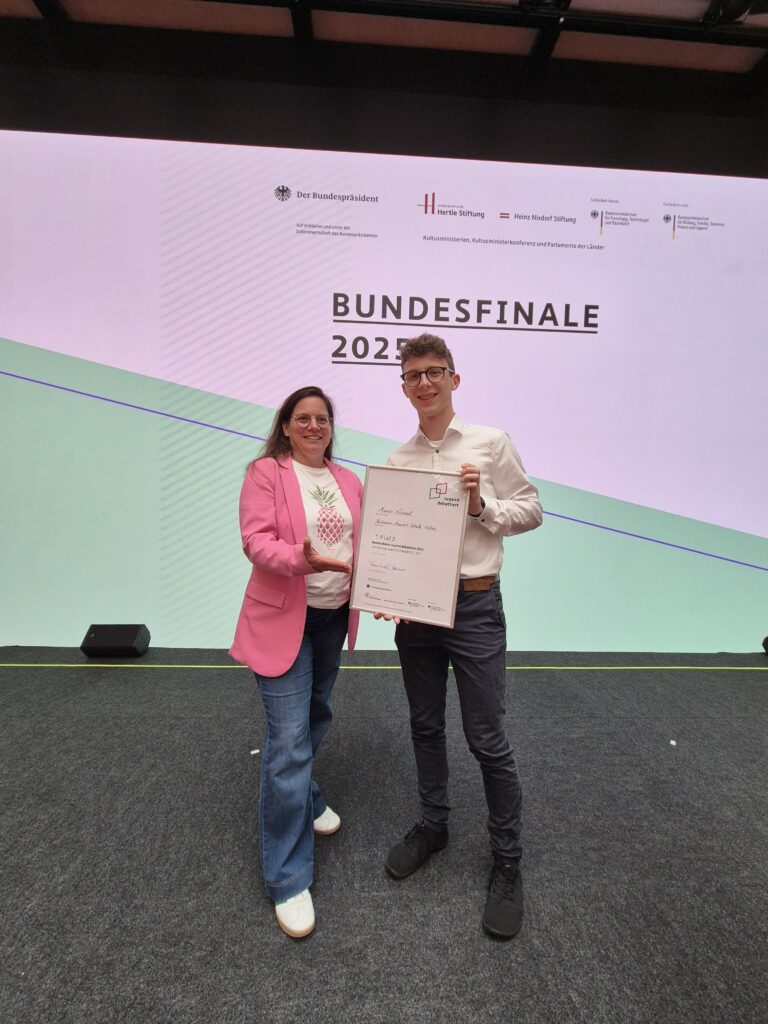 Bundesfinaltage von Jugend debattiert in Berlin - Marius Kümmel unter den besten vier Debattanten Deutschlands 3 Marius mit Frau Kiel Schulkoordinatorin Jugend debattiert am Domgymnasium