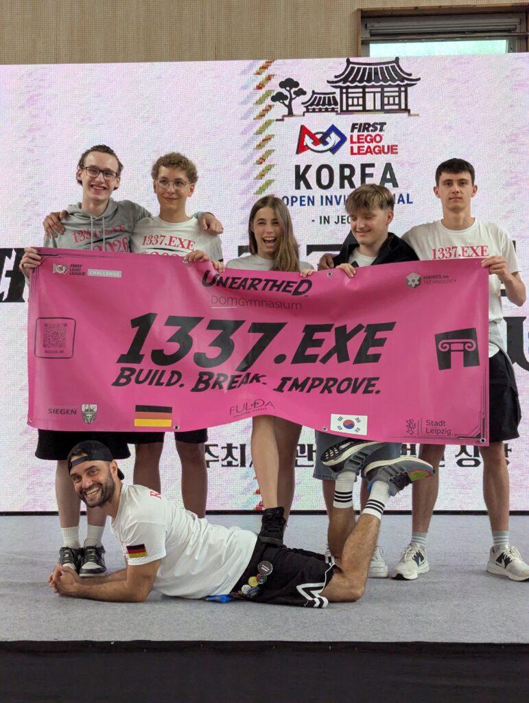 20 Jeonju Siegerehrung Team mit Banner